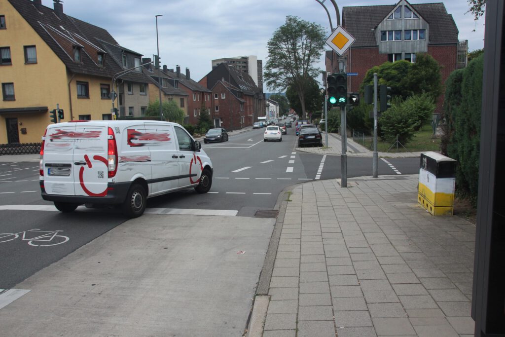 Kreuzungsbereich AHS und "Am Haarberg" vor den Markierungsarbeiten an der Gefahrenstelle
